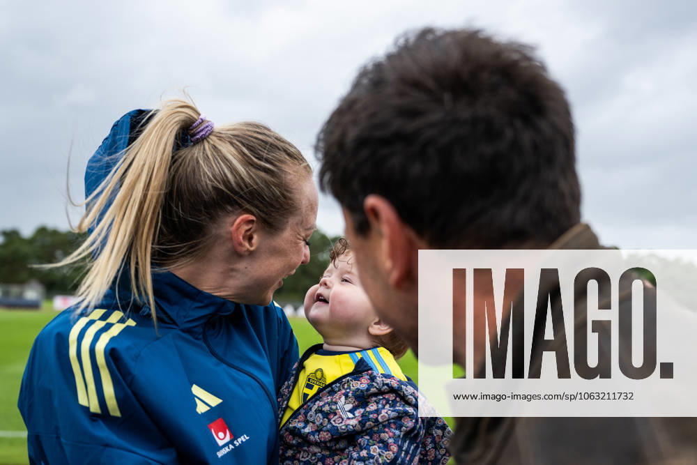 Amanda Ilestedt of the Swedish women s national football team with her partner Rainer Müller and their daughter Mila after a training session on June 24, 2025 in Ahus. Photo: Mathias Bergeld BILDBYRAN kod MB MB1150 fotboll football soccer fotball träning practice training sverige sweden dam bbeng kvinner women