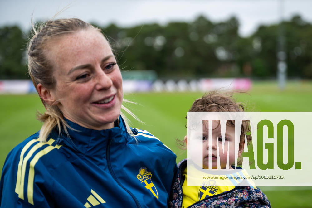 Amanda Ilestedt of the Swedish women s national football team with her daughter Mila after a training session on June 24, 2025 in Ahus. Photo: Mathias Bergeld BILDBYRAN kod MB MB1150 fotboll football soccer fotball träning practice training sverige sweden dam bbeng kvinner women