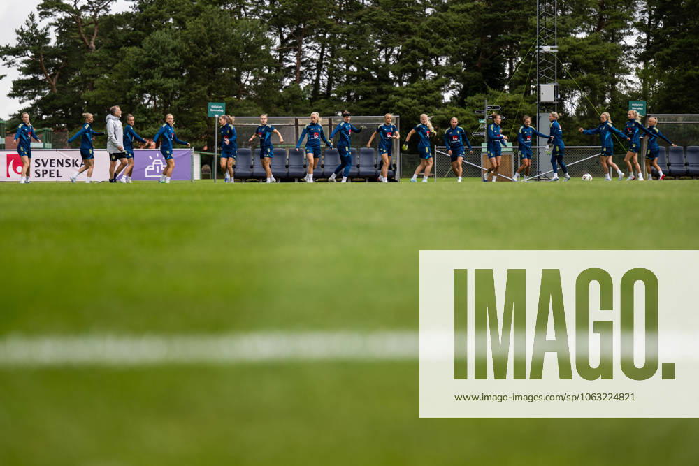Players of the Swedish women s national football team during a training session on June 25, 2025 in Ahus. Photo: Mathias Bergeld BILDBYRAN kod MB MB1152 fotboll football soccer fotball träning practice training sverige sweden dam bbeng kvinner women