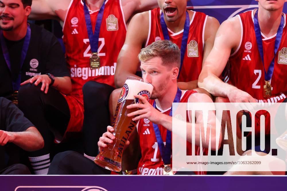 Andreas Obst 13 (FC Bayern Basketball) mit dem Bierglas, FC Bayern Basketball vs. ratiopharm ulm, Basketball, BBL, Finale, Spiel 5, 26.06.2025 Muenchen Bayern Deutschland
