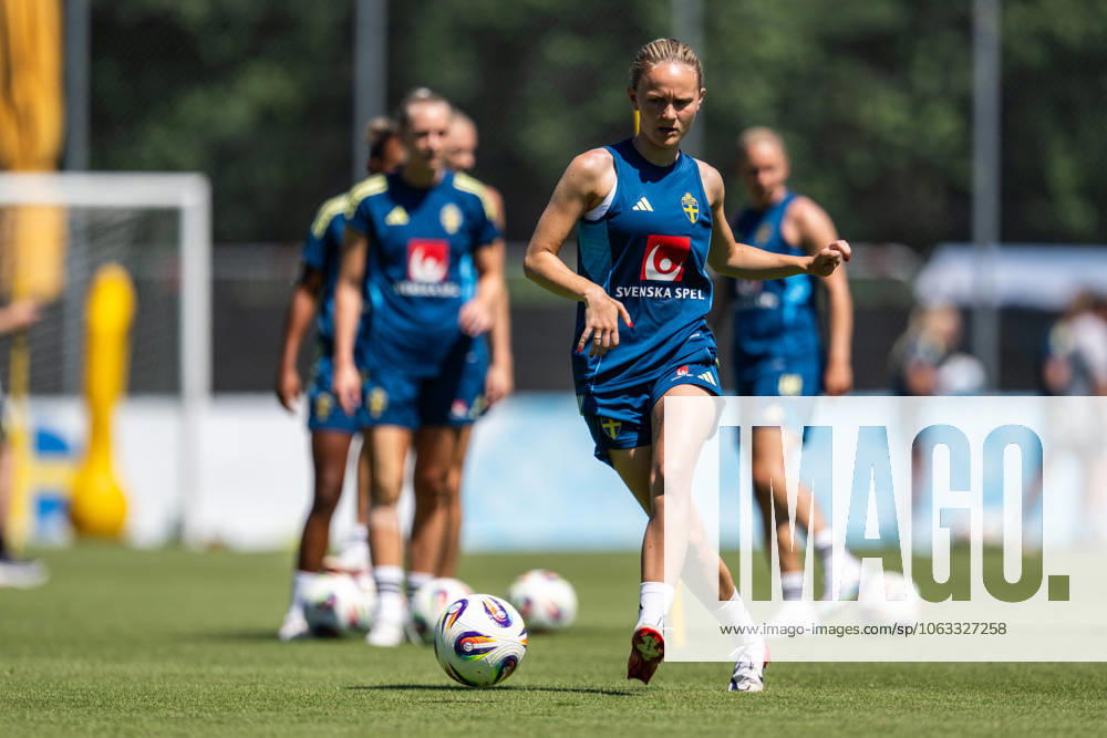 Matilda Vinberg of the Swedish women s national football team at a training session ahead of the UEFA Women s Euro 2025 Championship on June 29, 2025 in Cham. Photo: Mathias Bergeld BILDBYRAN kod MB MB1155 fotboll football soccer fotball fotbolls-em europamästerskap em uefa womens euro uefa womens european football championship womens euro 2024 dam kvinner women träning practice training sverige sweden day -3 bbeng