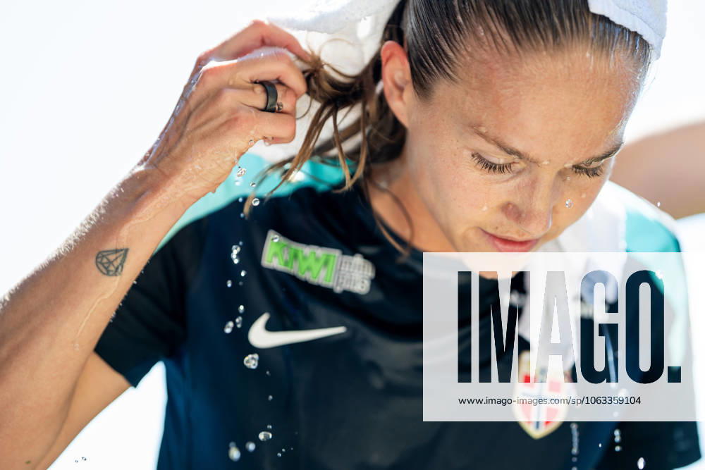 Guro Reiten of the Norwegian women s national football team cools down during a training session ahead of the UEFA Women s Euro 2025 on June 30, 2025 in Neuchatel. Photo: Vegard Grott BILDBYRAN kod VG VG0775 bbeng fotboll football soccer fotball fotbolls-em fotball em europamästerskap em uefa womens euro em 2025 träning practice training trening norge norway dam day -2