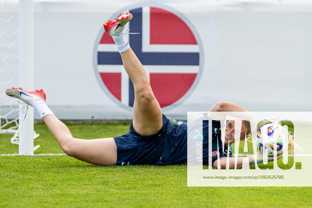 Goalkeeper Selma Panengstuen of the Norwegian women s national football team at a training session during the UEFA Women s Euro 2025 on July 3, 2025 in Neuchatel. Photo: Vegard Grott BILDBYRAN kod VG VG0779 bbeng fotboll football soccer fotball fotbolls-em fotball em europamästerskap em uefa womens euro em 2025 träning practice training trening norge norway dam day2
