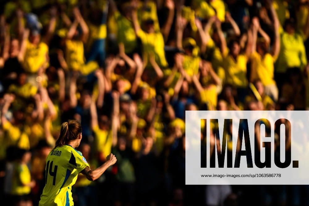 Nathalie Björn of Sweden celebrates after the UEFA Women s Euro 2025 Championship group stage football match between Denmark and Sweden on July 4, 2025 in Geneva. Photo: Mathias Bergeld BILDBYRAN kod MB MB1169 fotboll football soccer fotball fotbolls-em europamästerskap em uefa womens euro uefa womens european football championship womens euro 2025 dam kvinner women danmark sverige sweden denmark 3 bbeng jubel