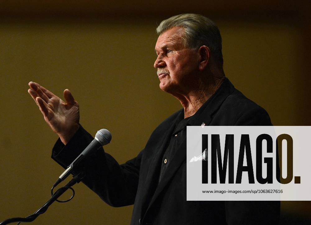 Charlotte, NC, USA - Former NFL, American Football Herren, USA player, coach and Hall of Fame member Mike Ditka speaks to the Charlotte Touchdown Club on Friday, May 30, 2014, in Charlotte, N.C.