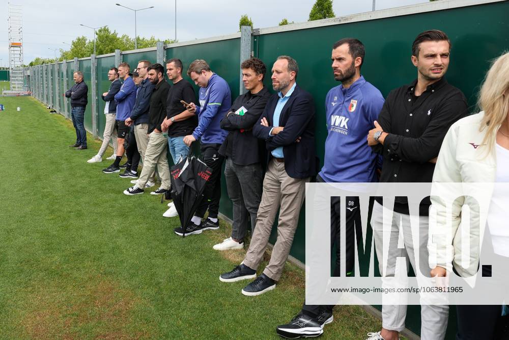 Geschaeftsfuehrer Finanzen Michael Stroell (FC Augsburg), Praesident Markus Krapf (FC Augsburg), Innovation Manager Manuel Baum (FC Augsburg), Koordinator Lizenzspielerabteilung Julian Baumgartlinger (FC Augsburg) beobachten das Training, Training, FC Augsburg, Fussball, 1. Bundesliga, 07.07.2025 DFB regulations prohibit any use of photographs as image sequences and or quasi-video Augsburg Bayern Deutschland