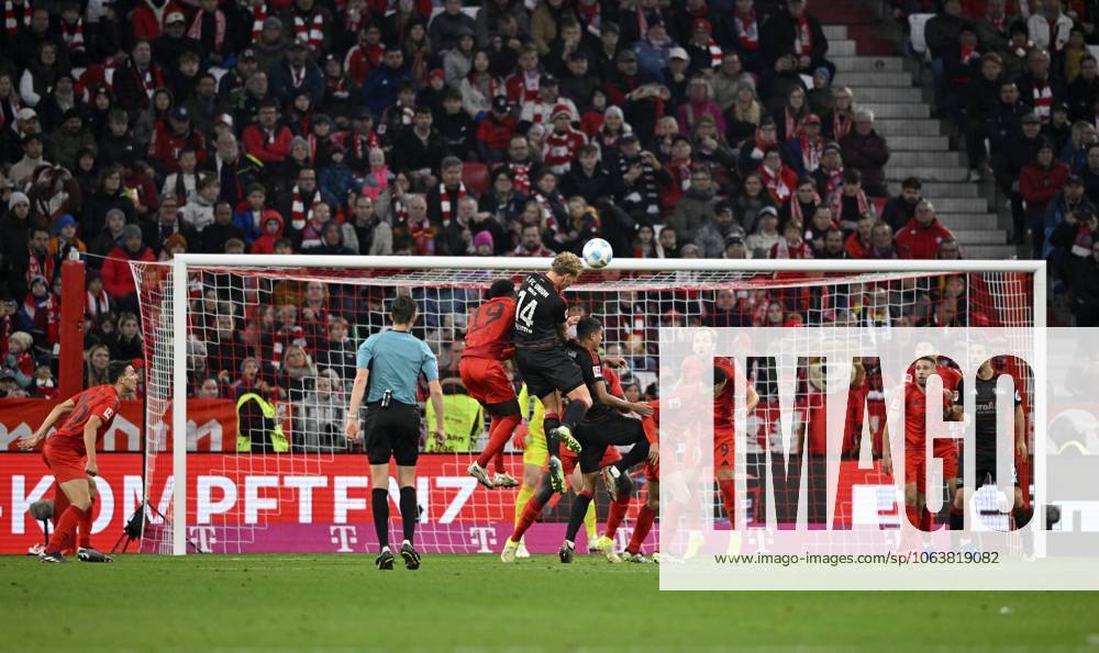 Strafraumszene, Torraumszene Kopfballduell Zweikampf Aktion Leopold Querfeld 1. FC Union Berlin FCU 14 gegen Alphonso Davies Bayern FC München FCB 19 Schiedsrichter Referee Dr. Matthias Jöllenbeck Allianz Arena, München, Bayern, Deutschland, Europa Penalty area scene, goal area scene header duel duel action Leopold Querfeld 1. FC Union Berlin FCU 14 against Alphonso Davies Bayern FC Munich FCB 19 Referee Referee Dr Matthias Jöllenbeck Allianz Arena, Munich, Bavaria, Germany, Europe