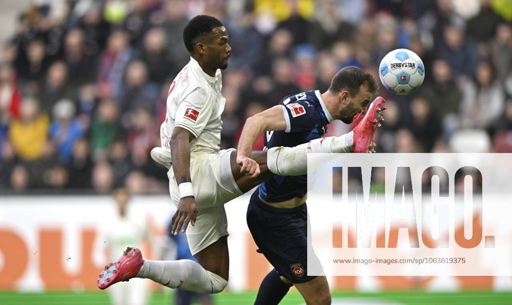 Strafraumszene, Torraumszene Torschuss Aktion Torchance Zweikampf, Aktion Benedikt Gimber 1. FC Heidenheim 1846 FCH 05 gegen Samuel Essende FC Augsburg FCA 09 WWK Arena, Augsburg, Bayern, Deutschland, Europa Penalty area scene, Goal area scene Goal shot Action Goal chance Duel, Action Benedikt Gimber 1. FC Heidenheim 1846 FCH 05 against Samuel Essende FC Augsburg FCA 09 WWK Arena, Augsburg, Bavaria, Germany, Europe