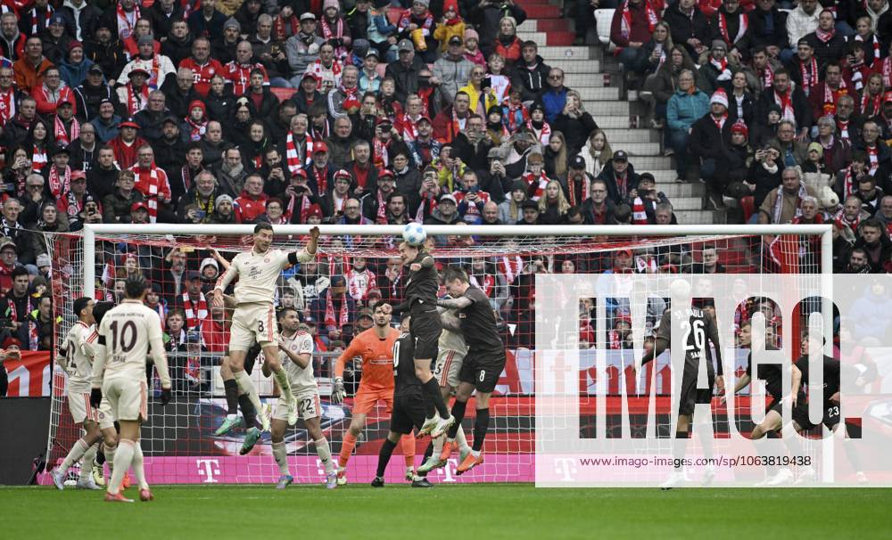 Strafraumszene, Torraumszene Kopfballduell Zweikampf Aktion Jackson Irvine FC St. Pauli 07 Allianz Arena, München, Bayern, Deutschland, Europa Penalty area scene, goal area scene header duel duel action Jackson Irvine FC St. Pauli 07 Allianz Arena, Munich, Bavaria, Germany, Europe