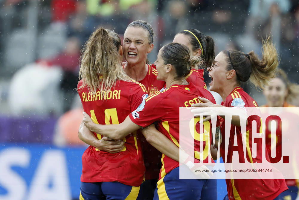 Jubel nach dem Tor zum 2:1, jubelnd, bejubelt, jubelt, jubeln, emotionen, um die Torschützin Irene Paredes (Spanien, 4) 07.07.2025, Fussball, UEFA Womens Euro, Spanien - Belgien, Schweiz, Thun, Stockhorn Arena.