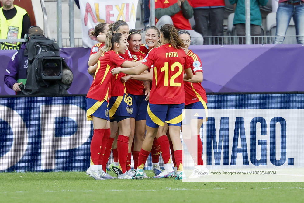 Jubel nach dem Tor zum 4:2, jubelnd, bejubelt, jubelt, jubeln, emotionen, um die Torschützin Mariona Caldentey (Spanien, 8) 07.07.2025, Fussball, UEFA Womens Euro, Spanien - Belgien, Schweiz, Thun, Stockhorn Arena.