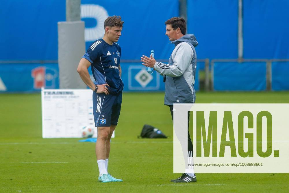 Nicolai Remberg Trainer Merlin Polzin ( HSV ) Deutschland , Hamburg , Volksparkstadion , Fussball , 1 . Bundesliga , Training des Hamburger SV