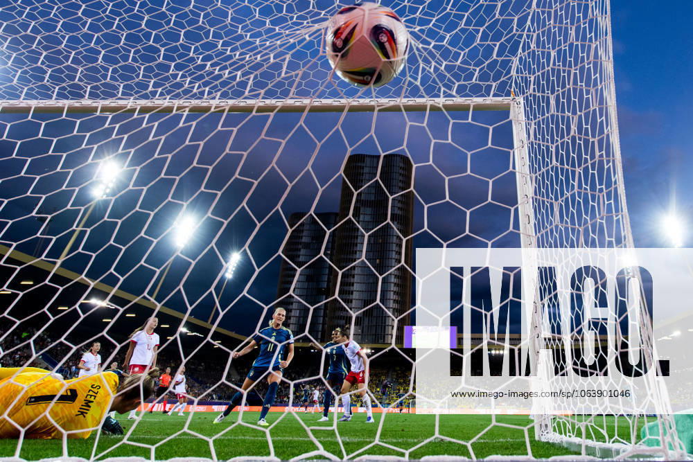 Stina Blackstenius of Sweden celebrates after 0-1 during the UEFA Women s Euro 2025 group stage football match between Poland and Sweden on July 8, 2025 in Luzern. Photo: Mathias Bergeld BILDBYRAN kod MB LT0707 fotboll football soccer fotball fotbolls-em europamästerskap em uefa womens euro uefa womens european football championship womens euro 2025 dam kvinner women polen sverige sweden poland 7 bbeng jubel