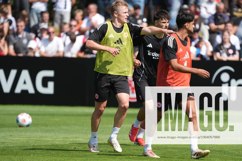 Jonathan Burkhardt (Eintracht Frankfurt, 09) macht Ansagen - Frankfurt 11.07.2025: Eintracht Frankfurt Training