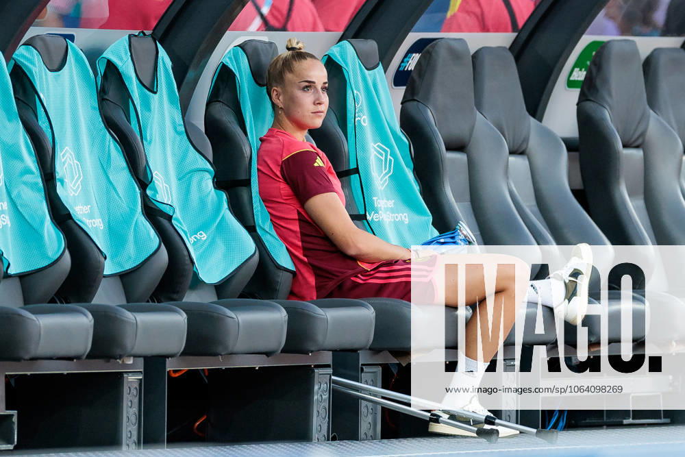UEFA Women’s Euro 2025: Schweden - Deutschland; 12.07.2025 Giulia Gwinn (Deutschland, 7) auf der Bank mit Krücken UEFA Women’s Euro 2025: Schweden - Deutschland; Zürich, Letzigrund am 12.07.2025