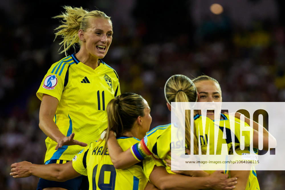 Stina Blackstenius of Sweden celebrates with her teammates after Fridolina Rolfö scored 3-1 on a penalty kick during the UEFA Women s Euro 2025 group stage football match between between Sweden and Germany on July 12, 2025 in Zurich. Photo: Ludvig Thunman BILDBYRAN kod LT LT0714 fotboll football soccer fotball fotbolls-em europamästerskap em uefa womens euro uefa womens european football championship womens euro 2025 dam kvinner women sverige sweden germany deutschland tyskland bbeng jubel celebration