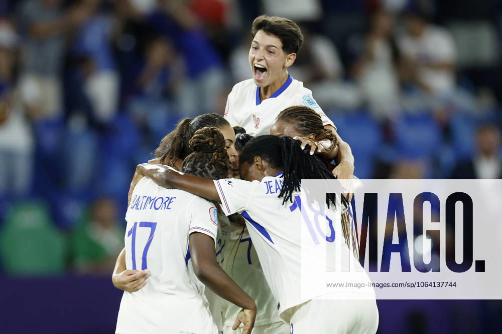 Jubel nach dem Tor zum 4:2, jubelnd, bejubelt, jubelt, jubeln, emotionen, um die Torschützin Delphine Cascarino (Frankreich, 20), 13.07.2025, Fussball, UEFA Womens Euro, Niederlande - Frankreich, Schweiz, Basel, St. Jakob-Park.