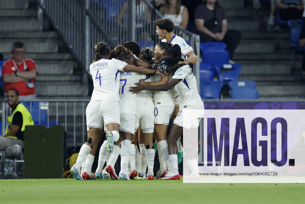 Jubel nach dem Tor zum 1:0, jubelnd, bejubelt, jubelt, jubeln, emotionen um die Torschützin Sandie Toletti (Frankreich, 6). 13.07.2025, Fussball, UEFA Womens Euro, Niederlande - Frankreich, Schweiz, Basel, St. Jakob-Park.