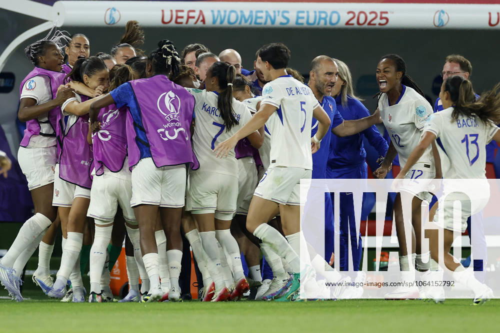 Jubel nach dem Tor zum 2:3, jubelnd, bejubelt, jubelt, jubeln, emotionen um die Torschützin Delphine Cascarino (Frankreich, 20), 13.07.2025, Fussball, UEFA Womens Euro, Niederlande - Frankreich, Schweiz, Basel, St. Jakob-Park.