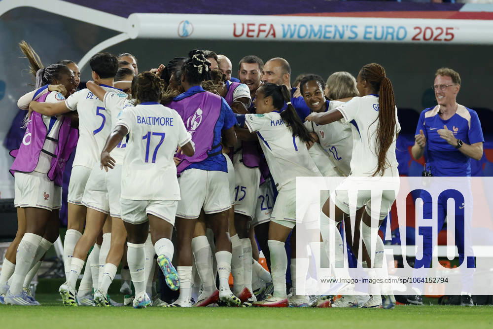 Jubel nach dem Tor zum 2:3, jubelnd, bejubelt, jubelt, jubeln, emotionen um die Torschützin Delphine Cascarino (Frankreich, 20), 13.07.2025, Fussball, UEFA Womens Euro, Niederlande - Frankreich, Schweiz, Basel, St. Jakob-Park.