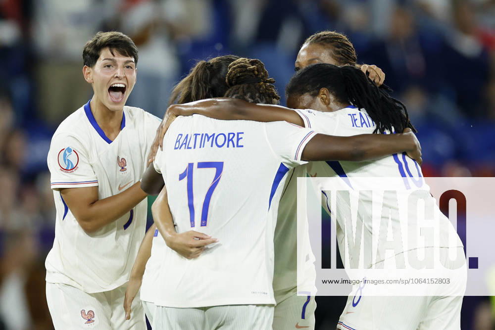 Jubel nach dem Tor zum 2:4, jubelnd, bejubelt, jubelt, jubeln, emotionen, um die Torschützin Delphine Cascarino (Frankreich, 20), 13.07.2025, Fussball, UEFA Womens Euro, Niederlande - Frankreich, Schweiz, Basel, St. Jakob-Park.