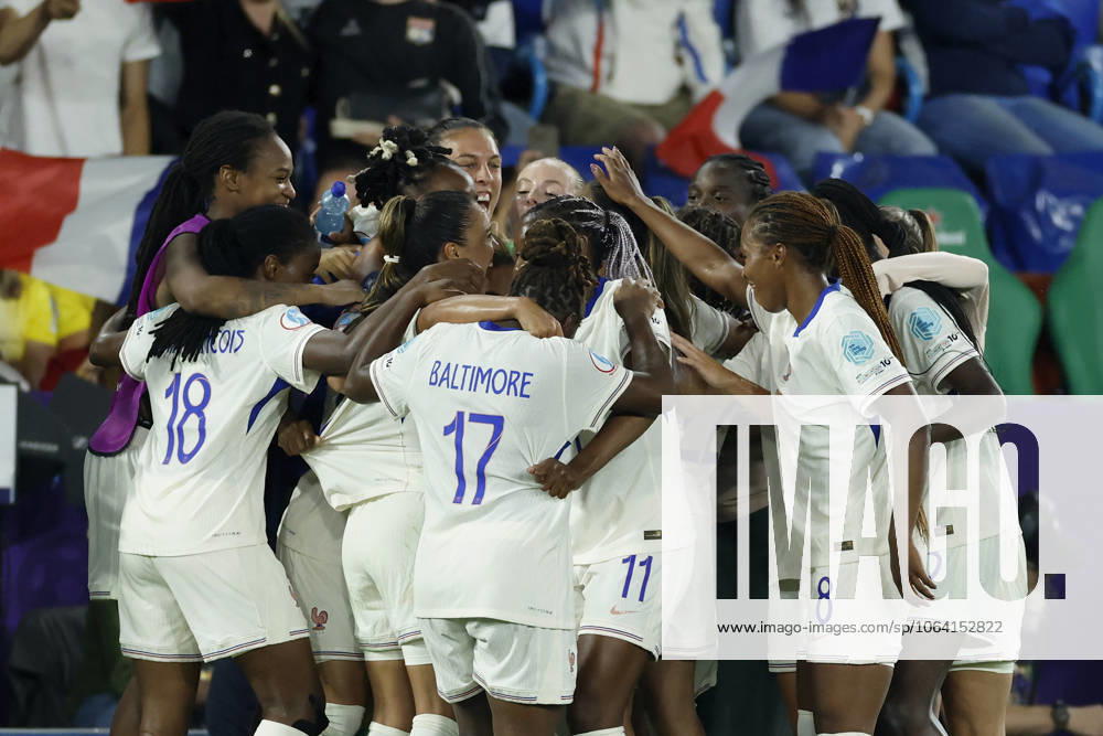 Jubel nach dem Tor zum 2:5, jubelnd, bejubelt, jubelt, jubeln, emotionen um die Torschützin Sakina Karchaoui (Frankreich, 7), 13.07.2025, Fussball, UEFA Womens Euro, Niederlande - Frankreich, Schweiz, Basel, St. Jakob-Park.