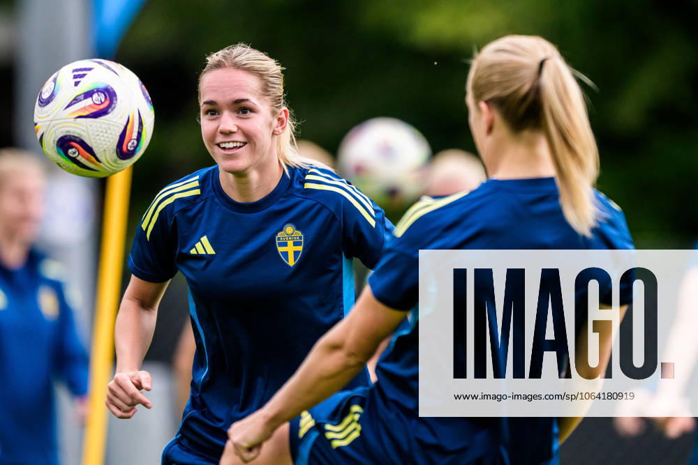 Hanna Lundkvist of the Swedish women s national football team at a training session during the UEFA Women s Euro 2025 Championship on July 16, 2025 in Cam. Photo: Ludvig Thunman BILDBYRAN kod LT LT0720 fotboll football soccer fotball fotbolls-em europamästerskap em uefa womens euro uefa womens european football championship womens euro 2025 dam kvinner women träning practice training sverige sweden day 15 bbeng