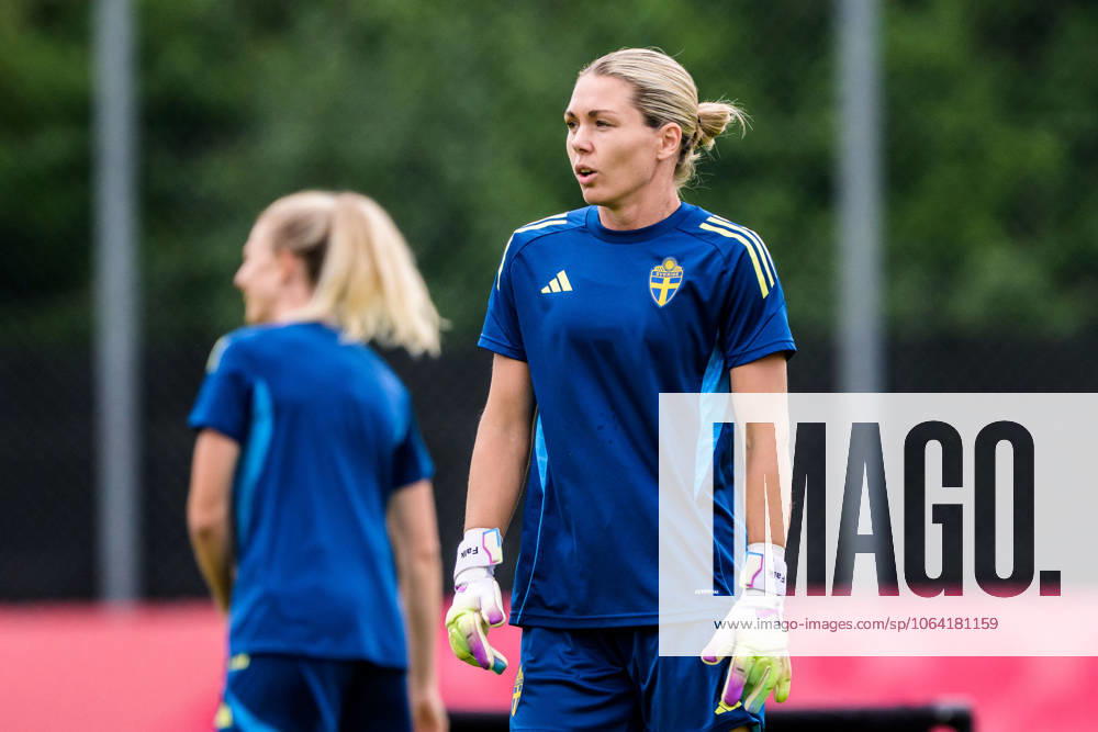 Goalkeeper Jennifer Falk of the Swedish women s national football team at a training session during the UEFA Women s Euro 2025 Championship on July 16, 2025 in Cam. Photo: Ludvig Thunman BILDBYRAN kod LT LT0720 fotboll football soccer fotball fotbolls-em europamästerskap em uefa womens euro uefa womens european football championship womens euro 2025 dam kvinner women träning practice training sverige sweden day 15 bbeng