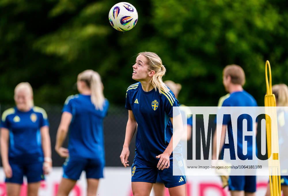 Hanna Lundkvist of the Swedish women s national football team at a training session during the UEFA Women s Euro 2025 Championship on July 16, 2025 in Cam. Photo: Ludvig Thunman BILDBYRAN kod LT LT0720 fotboll football soccer fotball fotbolls-em europamästerskap em uefa womens euro uefa womens european football championship womens euro 2025 dam kvinner women träning practice training sverige sweden day 15 bbeng