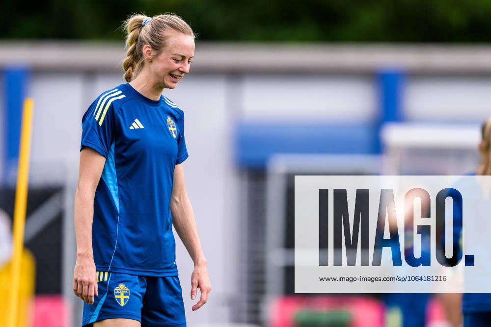 Amanda Ilestedt of the Swedish women s national football team at a training session during the UEFA Women s Euro 2025 Championship on July 16, 2025 in Cam. Photo: Ludvig Thunman BILDBYRAN kod LT LT0720 fotboll football soccer fotball fotbolls-em europamästerskap em uefa womens euro uefa womens european football championship womens euro 2025 dam kvinner women träning practice training sverige sweden day 15 bbeng