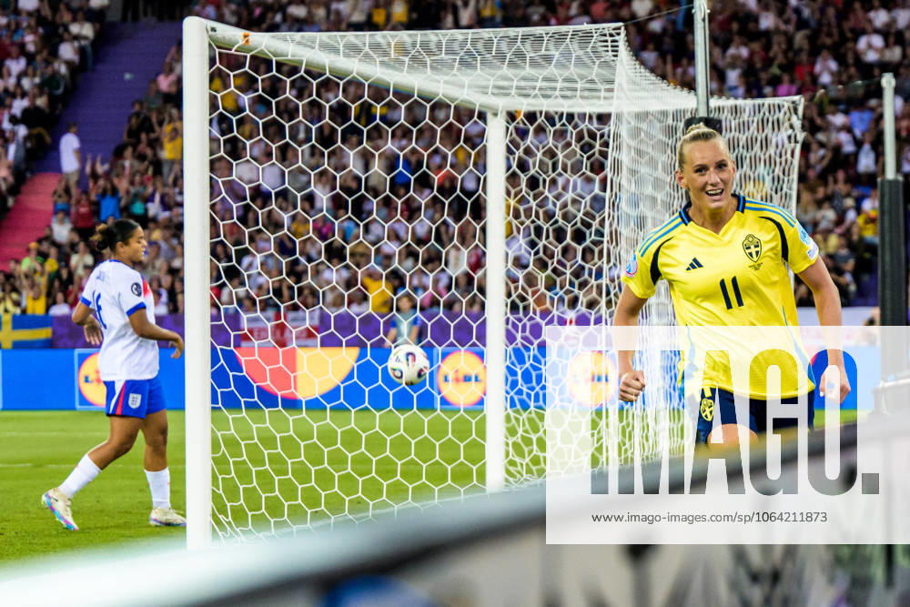 Stina Blackstenius of Sweden celebrates after scoring 2-0 during the UEFA Women s Euro 2025 quarterfinal football match between Sweden and England on July 17, 2025 in Zurich. Photo: Ludvig Thunman BILDBYRAN kod LT LT0721 fotboll football soccer fotball fotbolls-em europamästerskap em uefa womens euro uefa womens european football championship womens euro 2025 dam kvinner women kvartsfinal quarterfinal quarterfinals sverige sweden england bbeng jubel