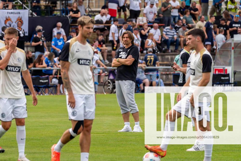 Vincent Wagner (SV Elversberg, Cheftrainer) beobachtet seine Mannschaft beim Aufwaermen, GER, TSG 1899 Hoffenheim vs. SV Elversberg, Fussball, Testspiel, Saison 2025 2026, 19.07.2025, GER, TSG 1899 Hoffenheim vs. SV Elversberg, Fussball, Testspiel, Saison 2025 2026, 19.07.2025 Zuzenhausen