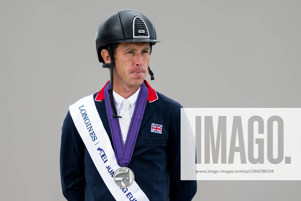 Scott Brash of Great Britain with horse Hello Folie with his silver medal on the podium after the individual final at the 2025 FEI Jumping European Championship, EM, Europameisterschaft on July 20, 2025 in A Coruna. Photo: Emma Wallskog BILDBYRAN COP 320 EW0554 ridsport equestrian hoppnings-em sweden 2025 fei jumping european championship bbeng individuell final em em i hoppning silver