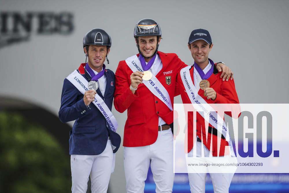 LA CORUNA, SPANIEN 20250720 Medaljörerna Scott Brash (silver), Richard Vogel (guld) och Gilles Thomas (brons) under prisutdelningen av söndagens individuella final FEI europeiska mästerskapet i hoppning i A Coruna, Spanien.