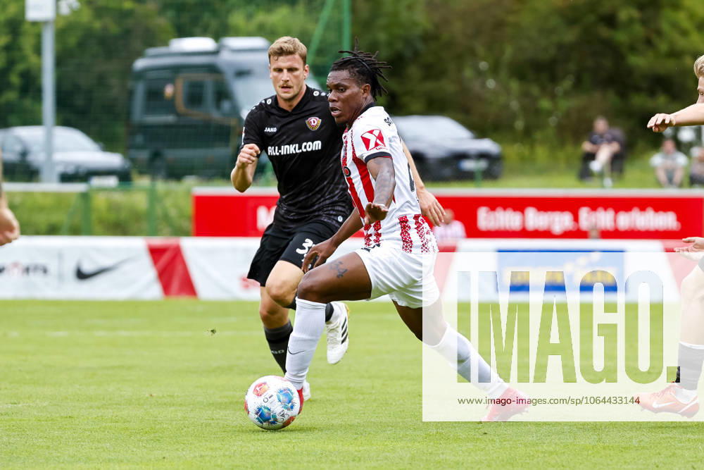 Christoph Daferner (SG Dynamo Dresden, 33) und Cyriaque Irie (SC Freiburg, 22) im Laufduell , Fussball, Testspiel, 2025 2026, SC Freiburg vs. SG Dynamo Dresden, 25.07.2025, Fussballplatz Schruns, Schruns, Österreich Schruns Fussballplatz Schruns Vorarlberg Österreich