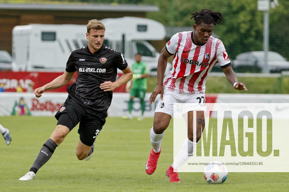 Christoph Daferner (SG Dynamo Dresden, 33) und Cyriaque Irie (SC Freiburg, 22) im Laufduell , Fussball, Testspiel, 2025 2026, SC Freiburg vs. SG Dynamo Dresden, 25.07.2025, Fussballplatz Schruns, Schruns, Österreich Schruns Fussballplatz Schruns Vorarlberg Österreich