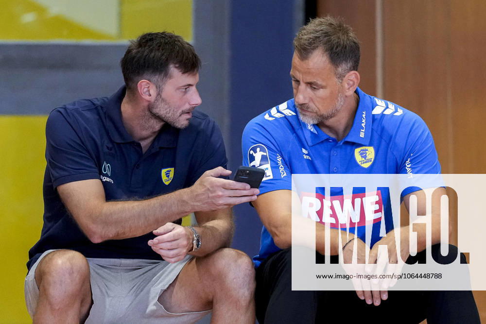 V.li.: Uwe Gensheimer (Sportlicher Leiter, RNL), Maik Machulla (Trainer, Cheftrainer, RNL), im Gespräch, Diskussion auf dem Spielfeld, Action, Aktion, Spielszene, 25.07.2025, Schwetzingen (Deutschland), Handball, Patrick-Lengler-Cup, HG Oftersheim Schwetzingen - Rhein-Neckar Löwen