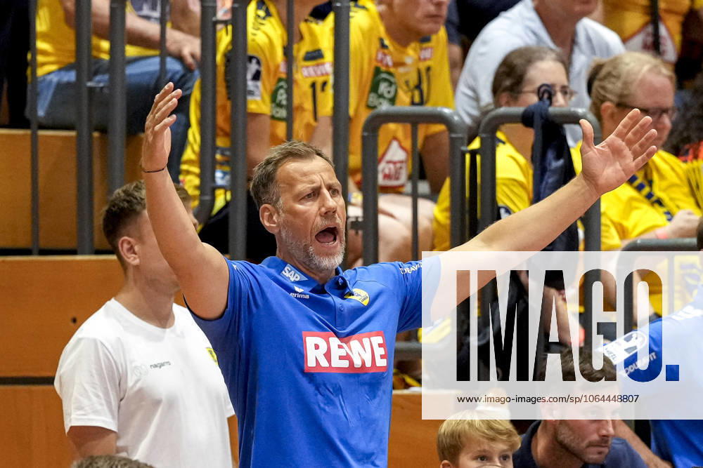 Maik Machulla (Trainer, Cheftrainer, RNL), gibt Anweisungen, gestikuliert, mit den Armen gestikulieren, Einzelbild, Einzelfoto, Aktion, Action, 25.07.2025, Schwetzingen (Deutschland), Handball, Patrick-Lengler-Cup, HG Oftersheim Schwetzingen - Rhein-Neckar Löwen