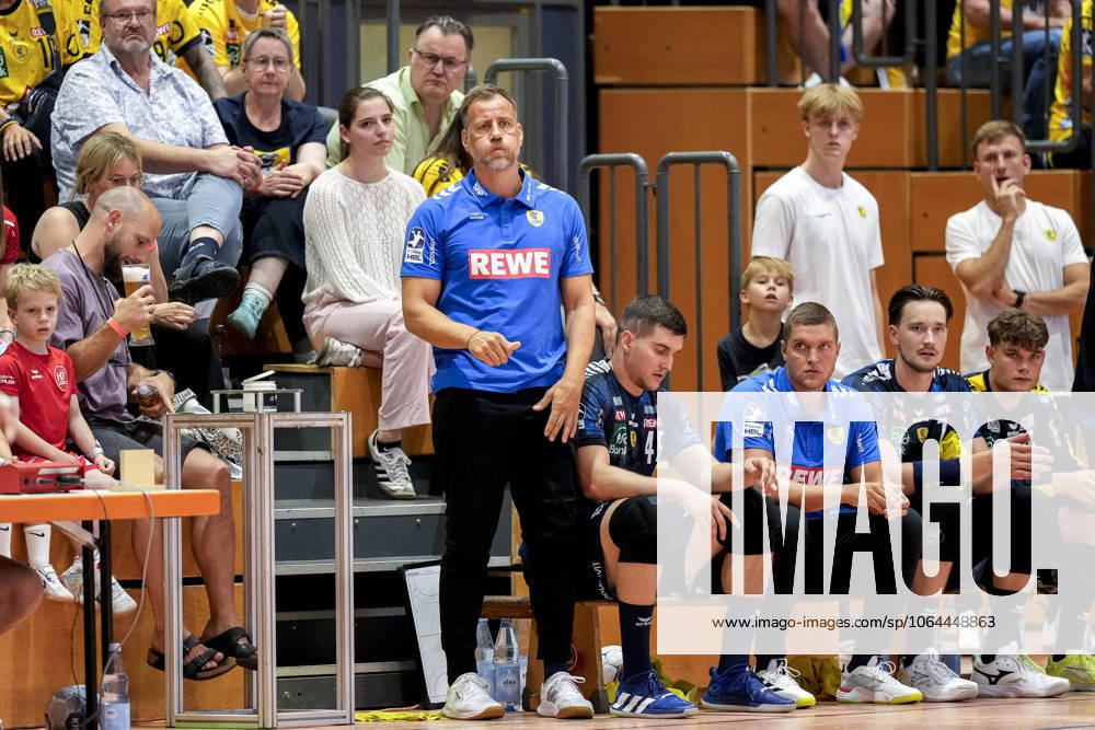 Maik Machulla (Trainer, Cheftrainer, RNL), am Spielfeldrand, an der Seitenauslinie, 25.07.2025, Schwetzingen (Deutschland), Handball, Patrick-Lengler-Cup, HG Oftersheim Schwetzingen - Rhein-Neckar Löwen