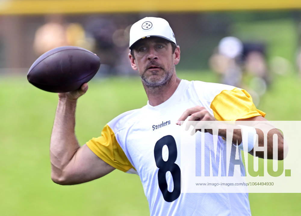 Pittsburgh Steelers quarterback Aaron Rogers (8) steps back to throw during practice at the Steelers training camp at Saint Vincents College in Latrobe, Pennsylvania on Saturday, July 26, 2025. PIT2025072607 ARCHIExCARPENTER