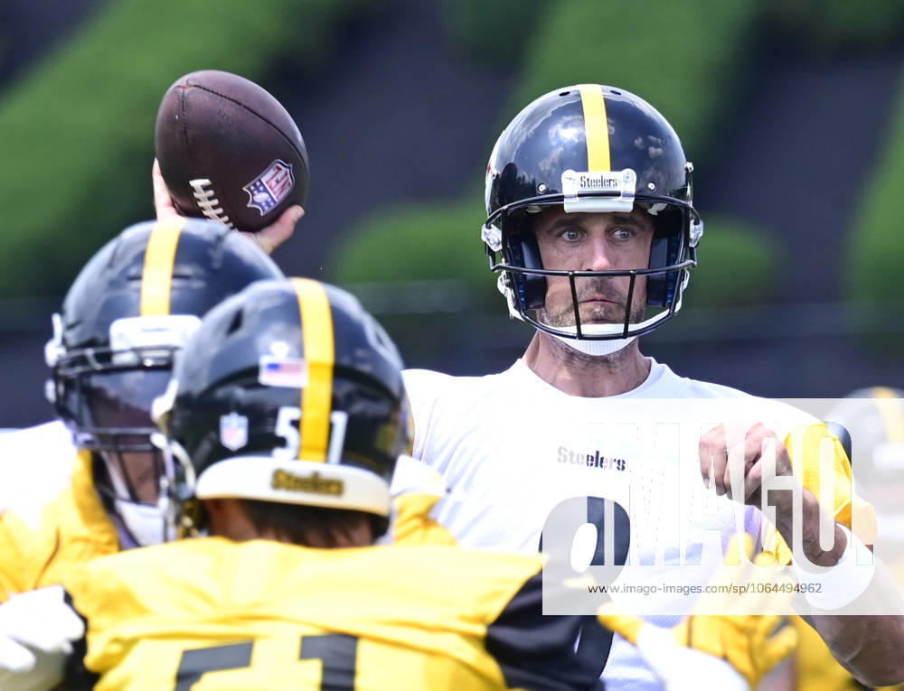 Pittsburgh Steelers quarterback Aaron Rogers (8) steps back to throw during practice at the Steelers training camp at Saint Vincents College in Latrobe, Pennsylvania on Saturday, July 26, 2025. PIT2025072602 ARCHIExCARPENTER