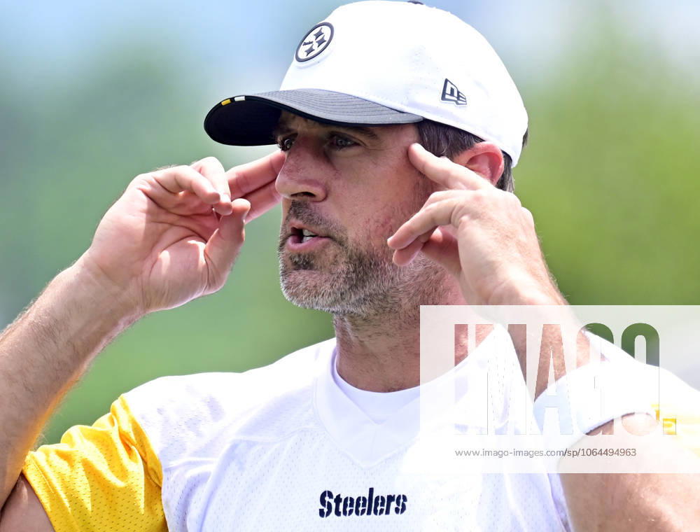Pittsburgh Steelers quarterback Aaron Rogers (8) gestures during practice at the Steelers training camp at Saint Vincents College in Latrobe, Pennsylvania on Saturday, July 26, 2025. PIT2025072604 ARCHIExCARPENTER