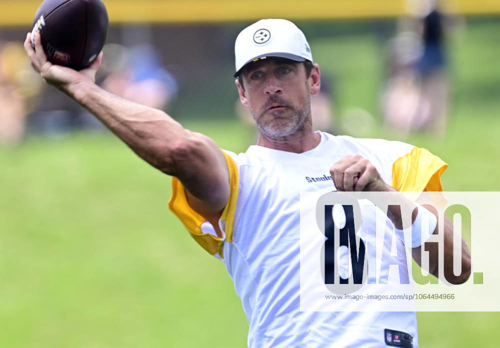 Pittsburgh Steelers quarterback Aaron Rogers (8) steps back to throw during practice at the Steelers training camp at Saint Vincents College in Latrobe, Pennsylvania on Saturday, July 26, 2025. PIT2025072608 ARCHIExCARPENTER