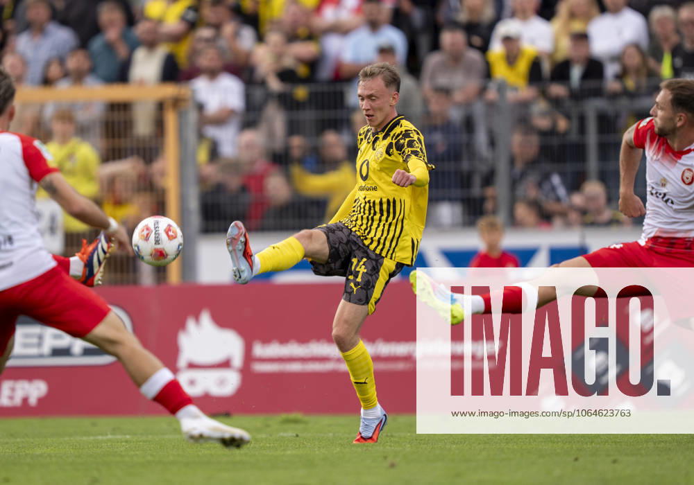 Maximilian Beier (Borussia Dortmund, 14) Sportfreunde Siegen - Borussia Dortmund 30.07.2025 Fussball, Testspiel, GER, Siegen, Leimbachstadion Siegen