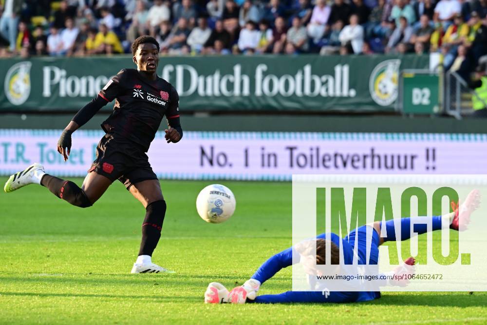 SITTARD - Fortuna Sittard goalkeeper Mattijs Branderhorst saves on a shot by Axel Tape of Bayer 04 Leverkusen during the practice match between Fortuna Sittard and Bayer 04 Leverkusen at the Fortuna Sittard stadium on Aug. 1, 2025 in Sittard. ANP Pre-Season Friendly 2025 26 ANPxSportx IVx 532638240 originalFilename: 532638240