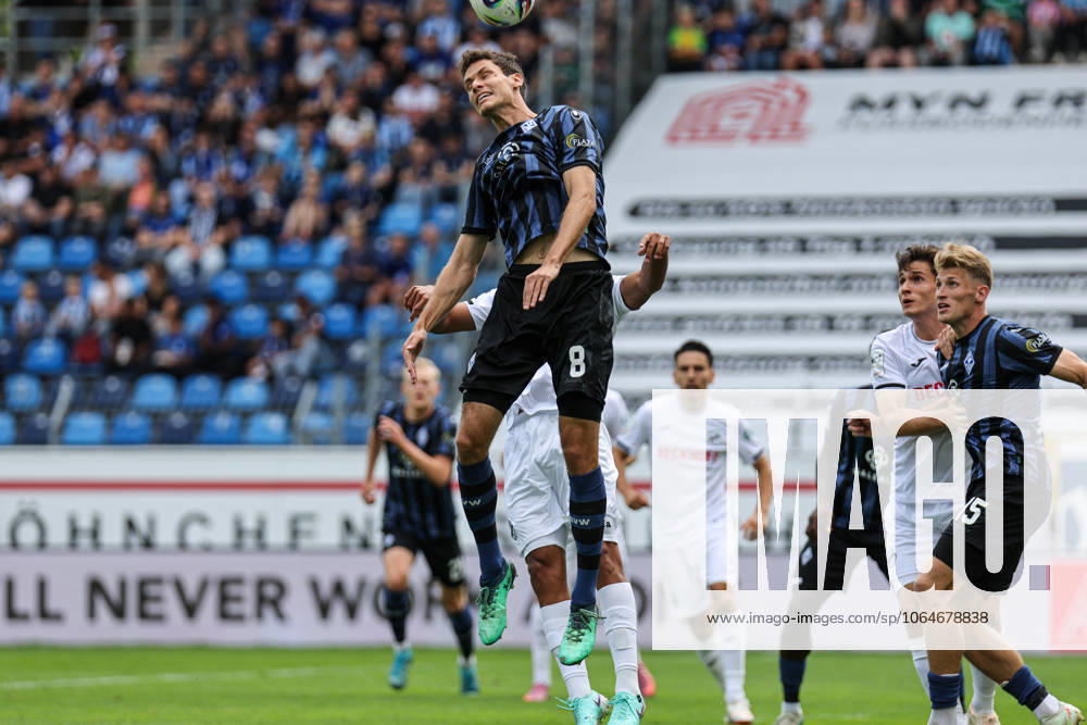 Maximilian Thalhammer (SV Waldhof Mannheim, 8) und Joshua Eze (SC Verl, 6) hinter ihm beim SV Waldhof Mannheim - SC Verl am 02.08.25 in Carl-Benz Stadion, Mannheim Foto: Alfio Marino