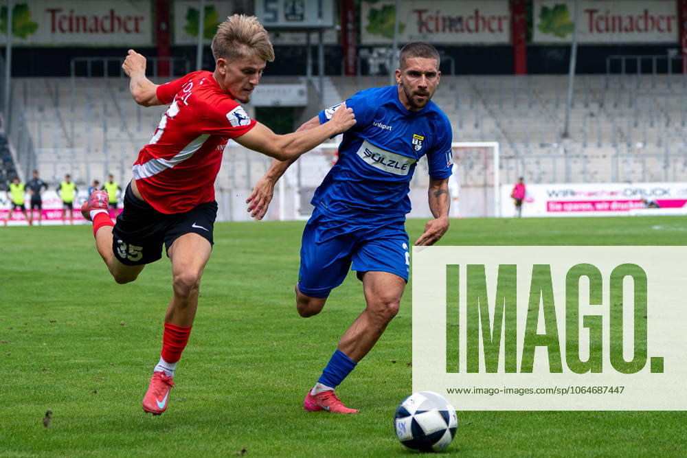 Lukas Stoppel (SG Sonnenhof Großaspach, 35) im Zweikampf mit Jonas Braendle (TSG Balingen, 27), SG Sonnenhof Großaspach vs. TSG Balingen, Fussball, Regionalliga Südwest, 1. Spieltag, Saison 2025 2026, 02.08.2025 SG Sonnenhof Großaspach vs. TSG Balingen, Fussball, Regionalliga Südwest, 1. Spieltag, Saison 2025 2026, 02.08.2025 Aspach