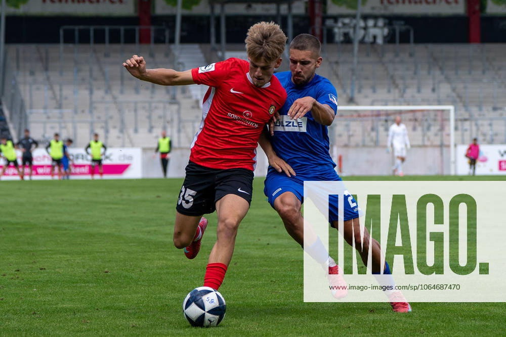Lukas Stoppel (SG Sonnenhof Großaspach, 35) im Zweikampf mit Jonas Braendle (TSG Balingen, 27), SG Sonnenhof Großaspach vs. TSG Balingen, Fussball, Regionalliga Südwest, 1. Spieltag, Saison 2025 2026, 02.08.2025 SG Sonnenhof Großaspach vs. TSG Balingen, Fussball, Regionalliga Südwest, 1. Spieltag, Saison 2025 2026, 02.08.2025 Aspach