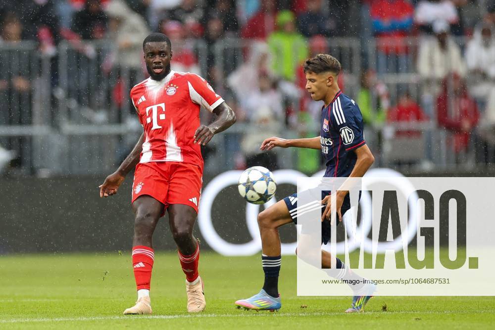 Im Zweikampf, Aktion, mit Dayot Upamecano 2 (FC Bayern Muenchen) Khalis Merah 44 (Olympique Lyon), FC Bayern Muenchen vs. Olympique Lyon, Fussball, 1. Bundesliga, Testspiel, 02.08.2025 DFB regulations prohibit any use of photographs as image sequences and or quasi-video Muenchen Bayern Deutschland