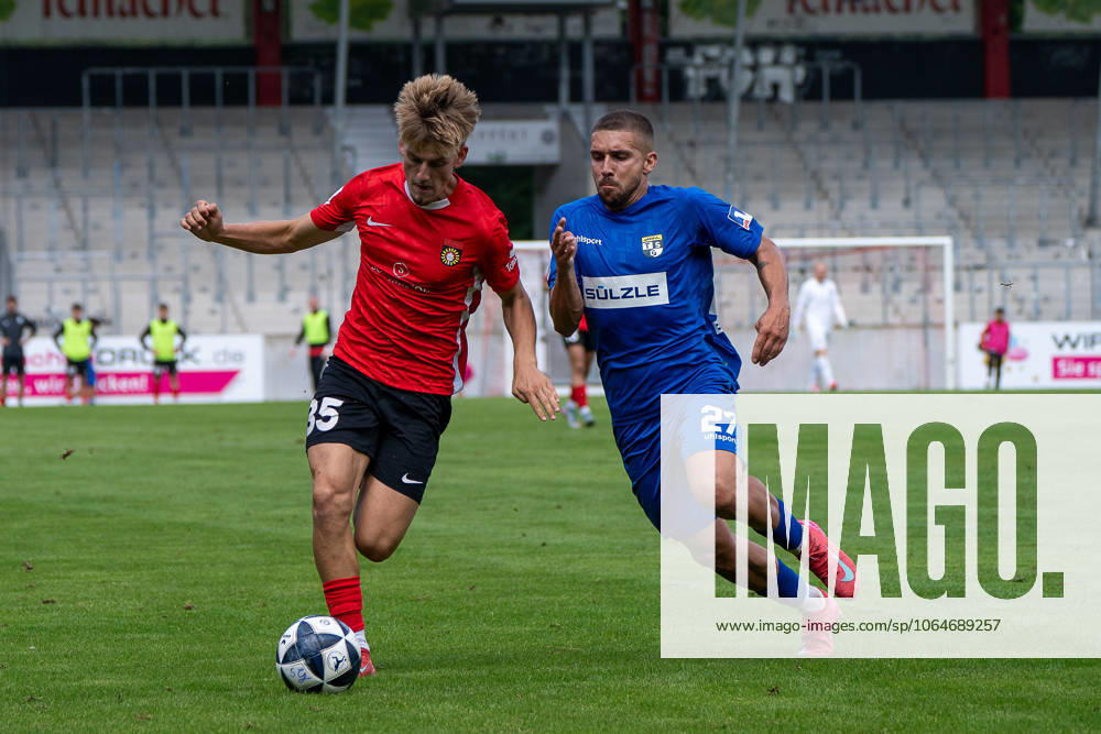 Lukas Stoppel (SG Sonnenhof Großaspach, 35) im Zweikampf mit Jonas Braendle (TSG Balingen, 27), SG Sonnenhof Großaspach vs. TSG Balingen, Fussball, Regionalliga Südwest, 1. Spieltag, Saison 2025 2026, 02.08.2025 SG Sonnenhof Großaspach vs. TSG Balingen, Fussball, Regionalliga Südwest, 1. Spieltag, Saison 2025 2026, 02.08.2025 Aspach